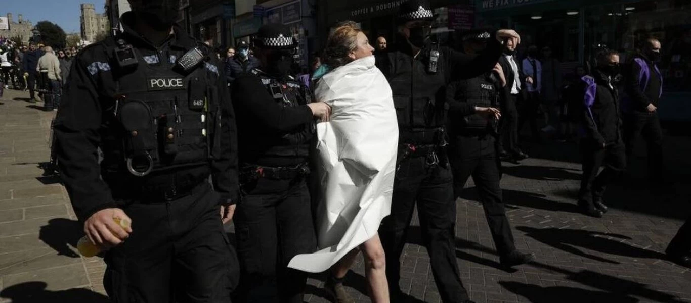 Κηδεία πρίγκιπα Φίλιππου: Γυμνόστηθη γυναίκα προκάλεσε συναγερμό στην Αστυνομία (βίντεο)